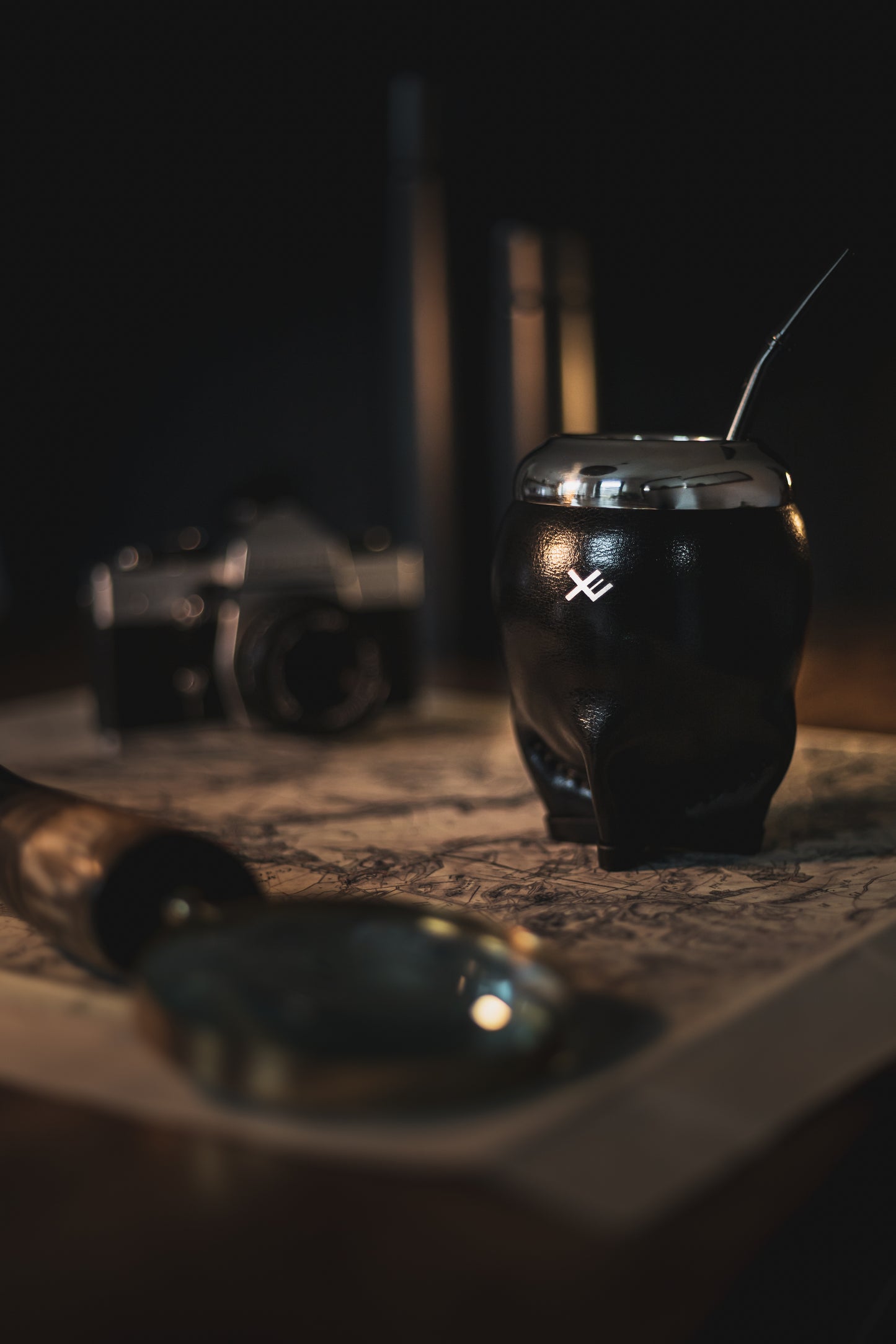 yerba-mate-gourd-black-in-setting